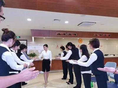主題教育進(jìn)行時(shí) 立足崗位、強(qiáng)化服務(wù)意識(shí)——開(kāi)展窗口服務(wù)禮儀培訓(xùn)